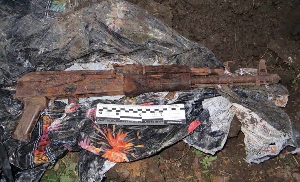 Un bărbat din Tiraspol a găsit un automat Kalashnikov, îngropat în curtea casei. 