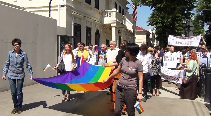 Circulaţia din Capitală, blocată parţial în timpul marşului de susţinere a comunităţii LGBT. Foto: discriminare.md