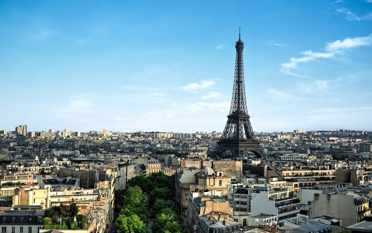 Turnul Eiffel a fost vizitat de 300 de milioane de persoane de la inaugurarea sa în 1889.