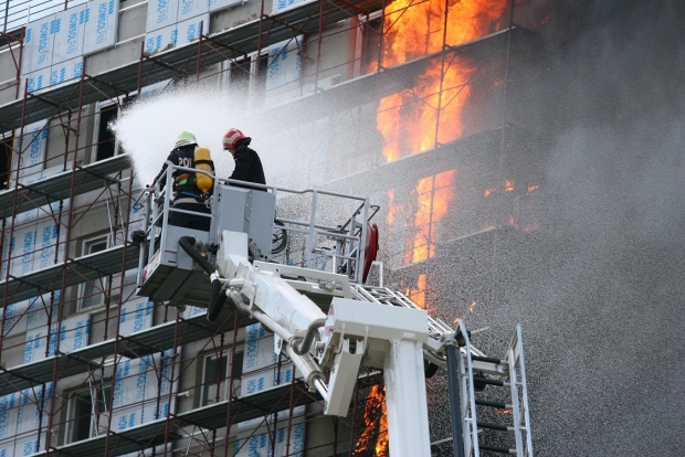 CŞi de această dată, cauzele principale ale declanşării incendiului au fost nerespectarea regulilor de exploatare a sobelor, imprudenţa în timpul fumatului, scurtcircuit etc.