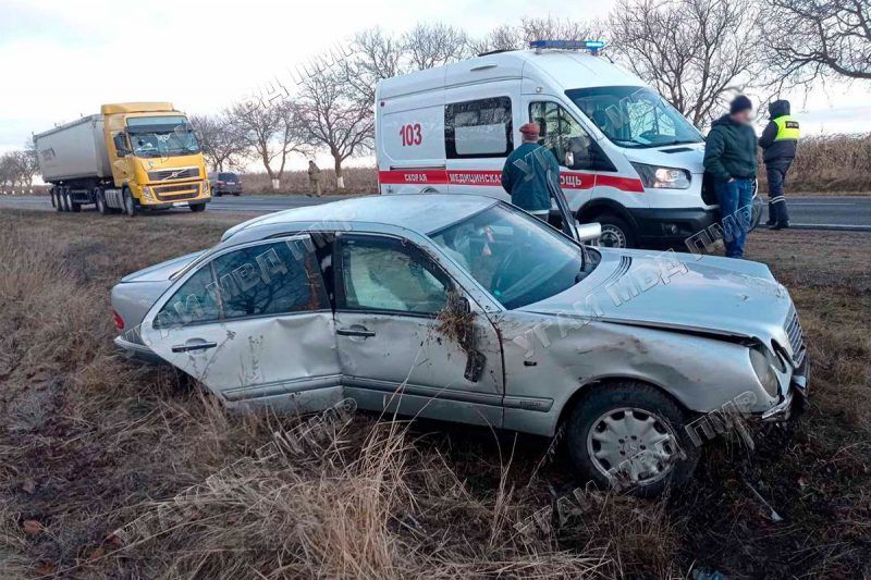 Обгоняла фуру: автоледи перевернулась на своём авто.