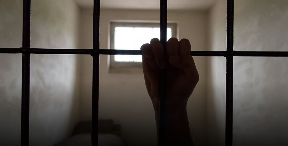 Tată și fiu, condamnați la închisoare după ce și-au bătut până la moarte un consătean.