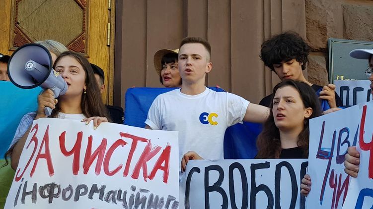 Дети экс-президента Украины Петра Порошенко пришли поддержать отца с плакатами.