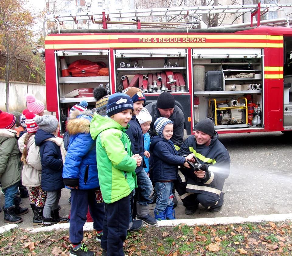 Пожарные продемонстрировали малышам, как ликвидируется пожар. Фото: facebook.com/Serviciul Protecţiei Civile şi Situaţiilor Excepţionale al MAI