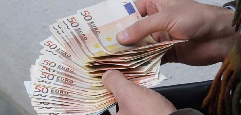 Peste 24.000 de euro și o armă, găsite în bagajul unui pasager. Foto: expresspress.ro