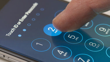 Защититься от кражи Apple ID поможет двухфакторная авторизация.
