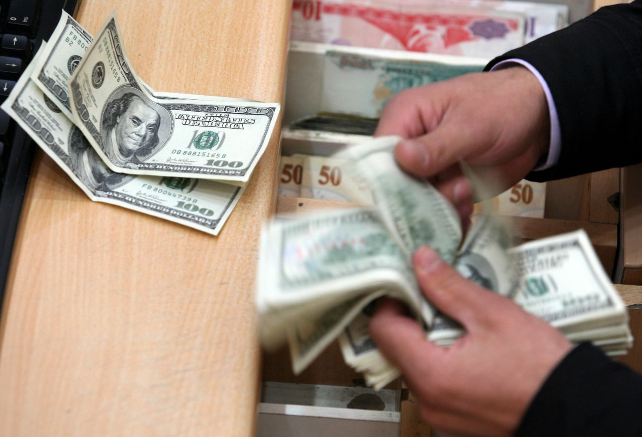 Leul s-a depreciat în raport cu moneda unică europeană.