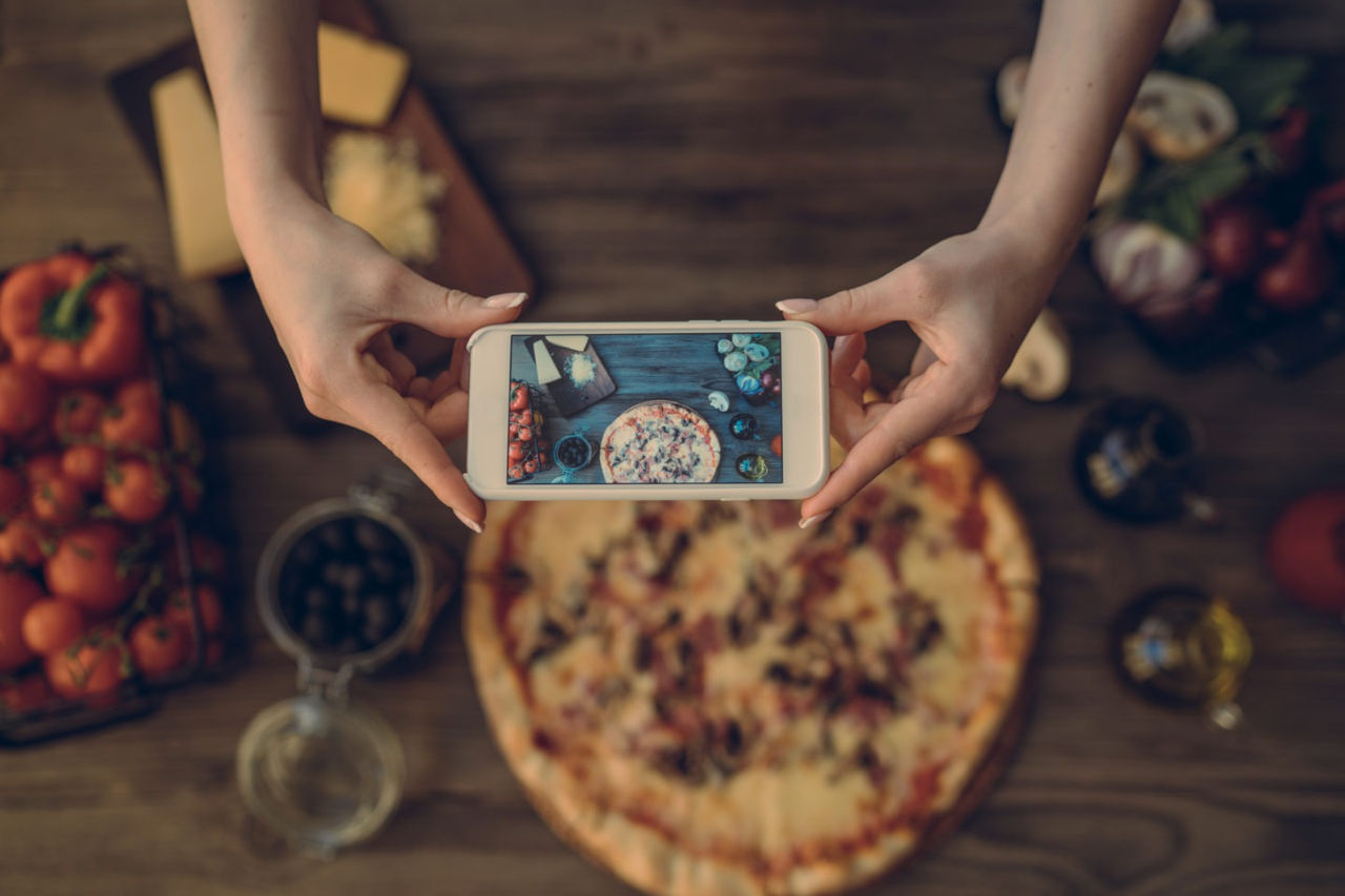 Efect periculos al blogurilor culinare: Vizionarea imaginilor cu mâncare duce la supraalimentare.