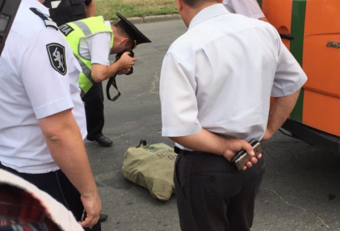 Momentul în care sacul cu bani cade din mașina BEM. Foto: unimedia.info