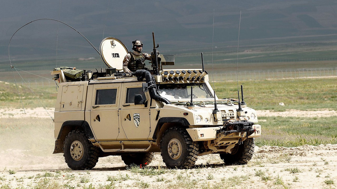 Норвегия передала украинским военным 14 бронированных патрульных машин IVECO LAV III.