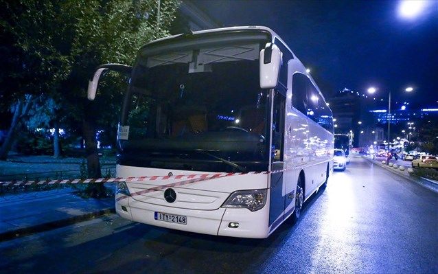В центре Афин обстреляли туристический автобус.