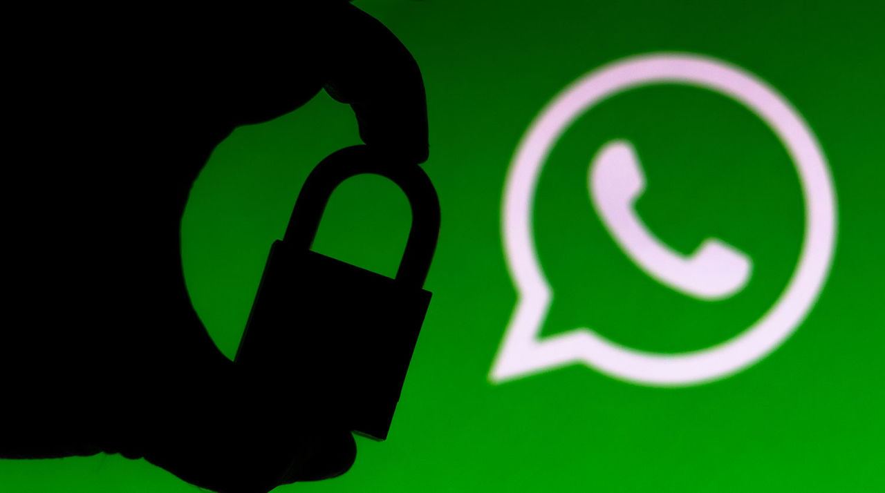 В России сочли незаконной новую политику конфиденциальности WhatsApp.