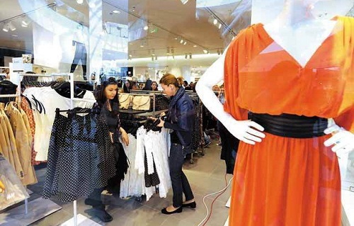 Moldovenii cu venituri modeste preferă cumpărăturile de la piaţă, unde pot negocia un preţ mai mic.