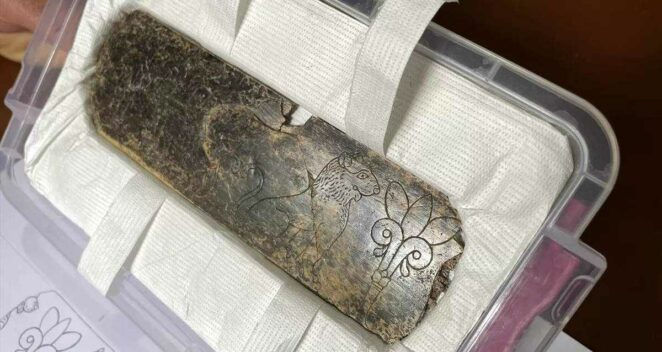 Расписную пластину возрастом 2800 лет нашли в Турции.