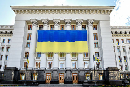 Во дворе кабмина и внутри самого здания дежурят вооруженные нацгвардейцы.