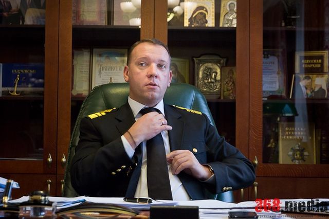 Крук отстранен от должности на время проведения расследования по фактам организации контрабанды.
