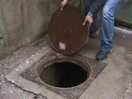 Doi bărbaţi au ajuns în vizorul oamenilor legii şi sunt suspectaţi că au furat mai multe capace de canalizare. Foto: brailachirei.wordpress.com