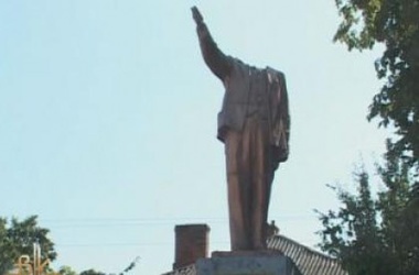 Памятник Ленину обезглавили в Полтавской области. Фото: trkvik.tv