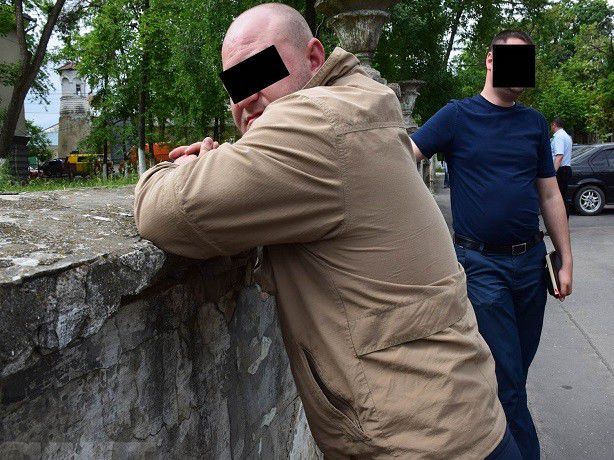 Ему грозит наказание в виде тюремного заключения на срок от 3 до 7 лет с лишением прав на 4 года.