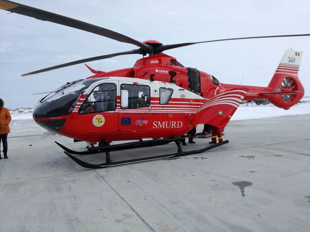 Elicopter trimis să preia o gravidă după ce ambulanţa s-a blocat în zăpadă