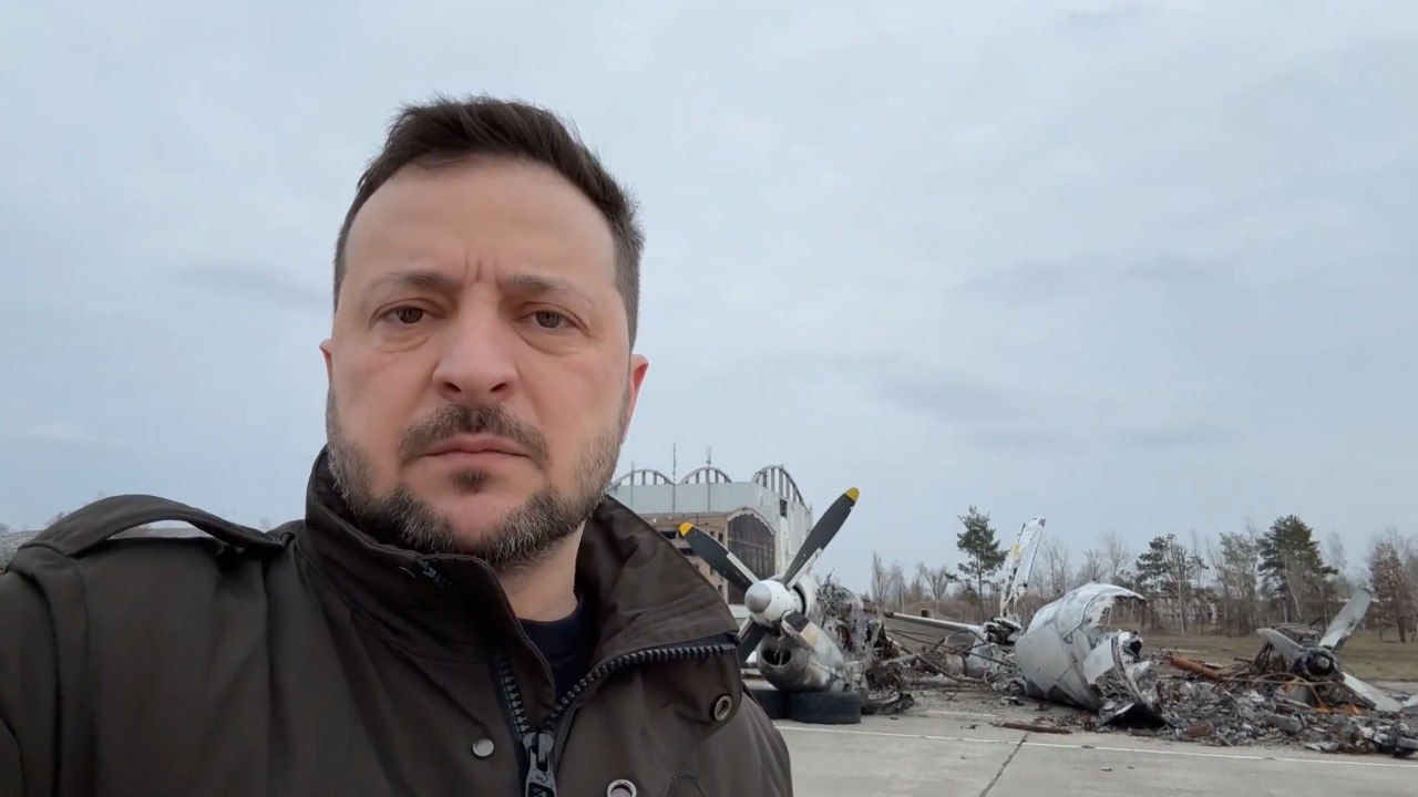 Владимир Зеленский записал обращение на аэродроме Гостомель.