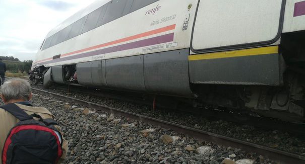 Tren deraiat în Spania: Cel puţin 21 de oameni au fost răniţi