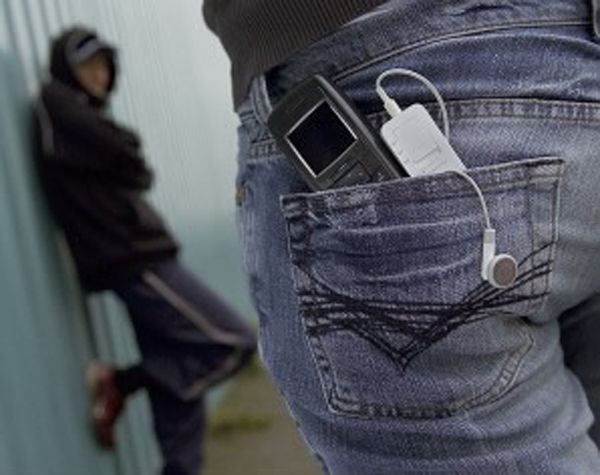 Un tânăr a fost reținut pentru că a furat un telefon mobil. Foto: gardianul.md