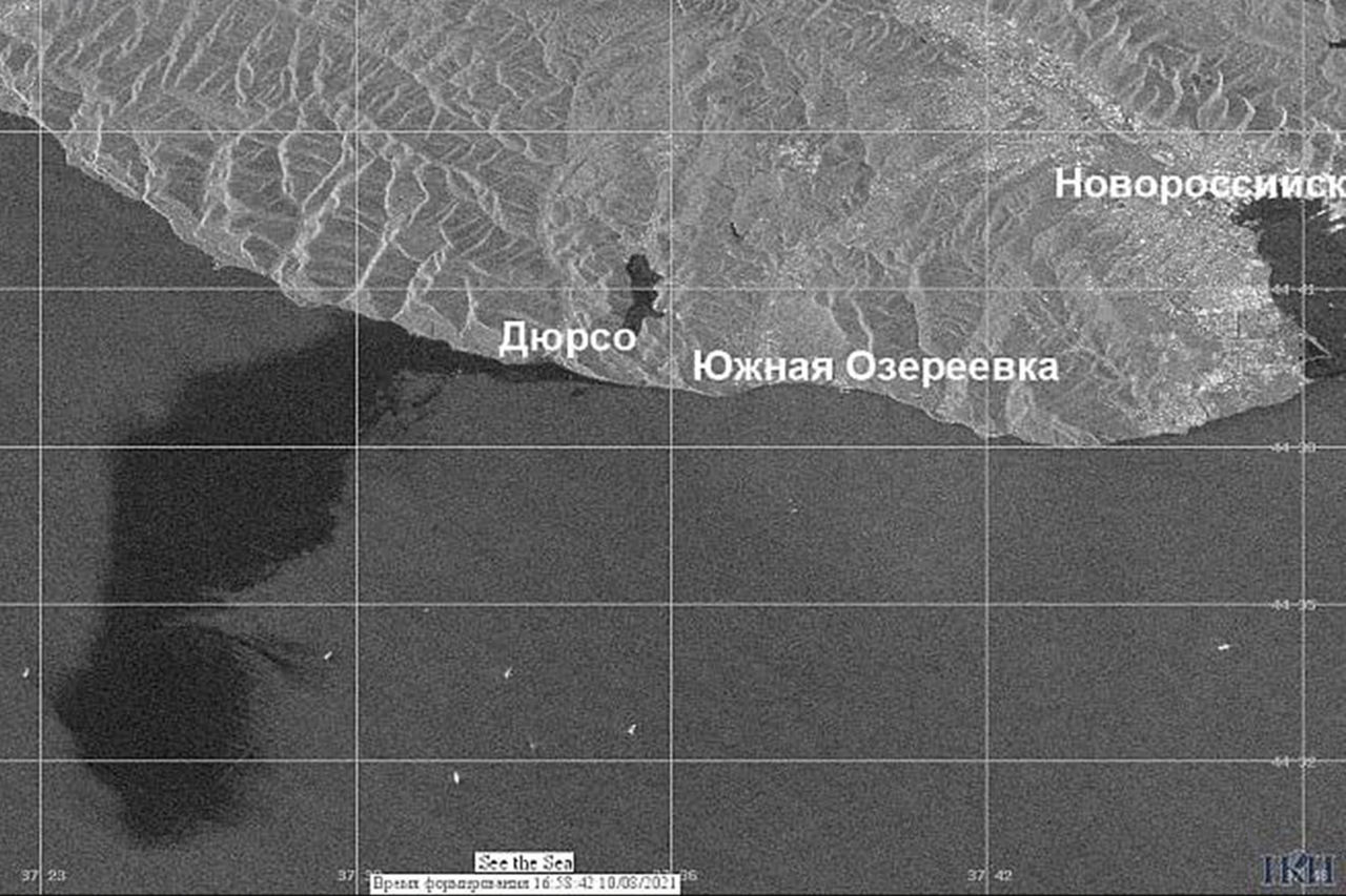 Площадь разлива нефтепродуктов в Черном море в районе Новороссийска оказалась в 400 тысяч раз больше, чем заявлялось ранее.