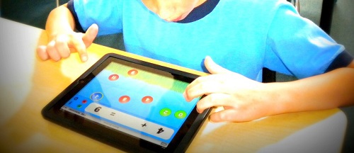 Школьник погиб от удара током, уронив в воду iPad, подключенный к зарядке.