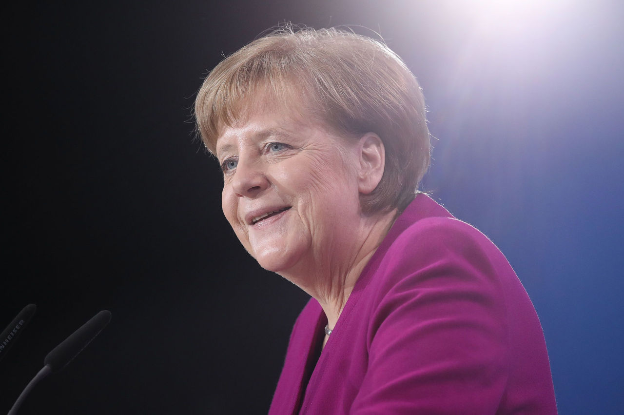 Германия потратила €55 тысяч на прически и макияж Меркель после ее отставки.