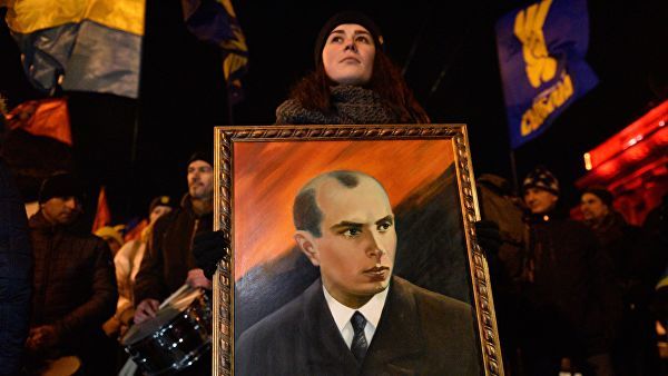Участники факельного шествия националистов, приуроченного к 110-й годовщине со дня рождения Степана Бандеры в Киеве.