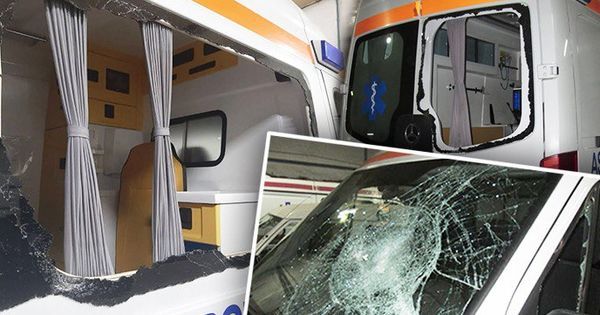 В столице агрессивный мужчина напал на автомобиль скорой помощи.