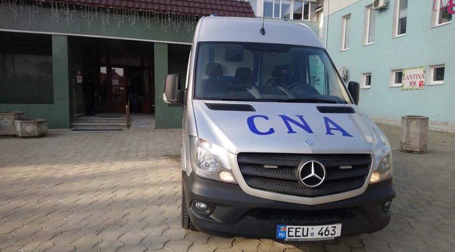 НЦБК в ходе обысков на таможне задержал пять человек.