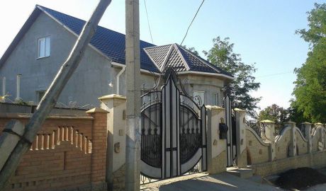 По словам сотрудников полиции, пока ни один из подозреваемых не задержан.