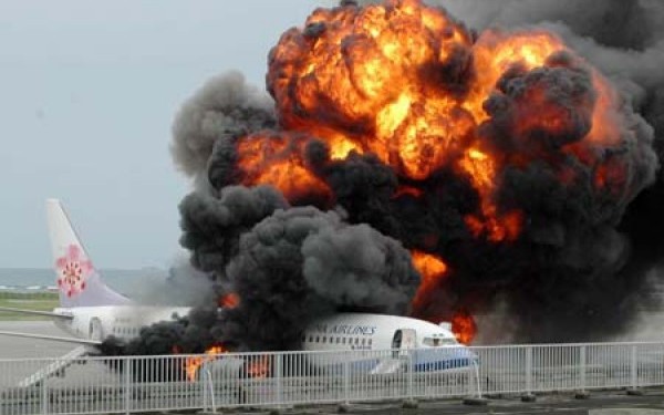 Un avion s-a prăbuşit miercuri dimineaţa în apropierea unui aeroport din Birmingham, provocând mai multe explozii. Foto: simbol