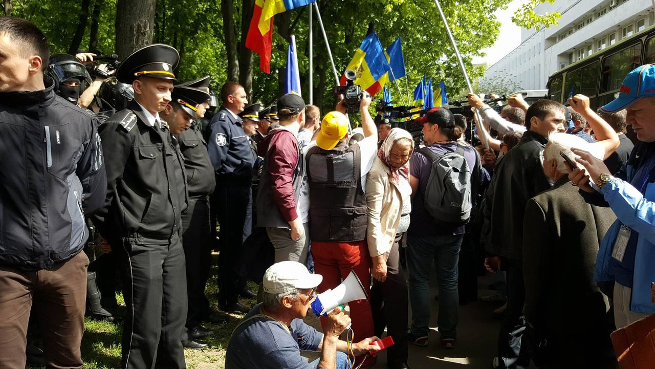 Sutele de oameni care au venit duminică în PMAN au decis să încercuiască casa Guvernului. Foto: Independent.md