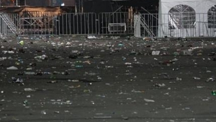 Veselia şi fastul din Piaţa Marii Adunări Naţionale au adunat tone de gunoi în aceste două zile.