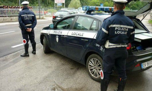 Un moldovean care intenționa să comită un furt dintr-un automobil a adormit pe bancheta din spate a mașinii. Foto: laprovinciaonline.info