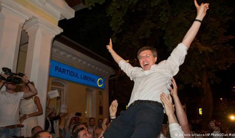 Echipa liberalilor a sărbătorit noaptea trecută în stradă victoria lui Dorin Chirtoacă.