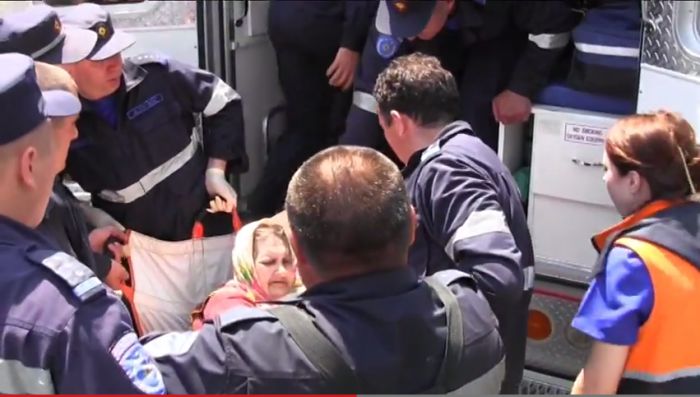 O femeie de 73 de ani din Chișinău a avut nevoie de ajutorul salvatorilor pentru a fi transportată la spital. Foto: dse.md