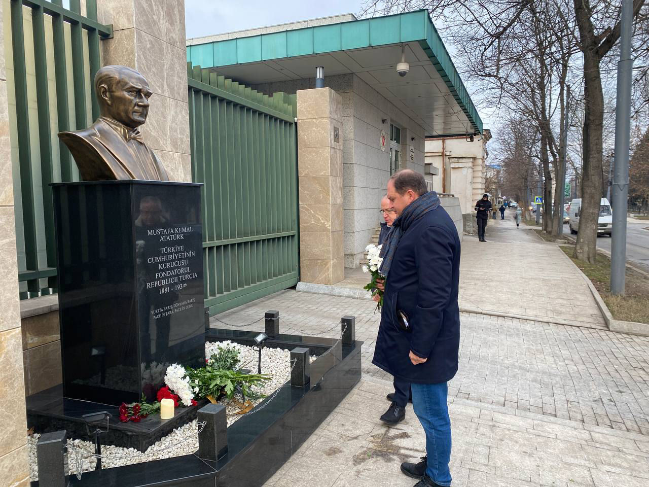 Чебан возложил цветы у посольства Турции и расписался в книге соболезнований.