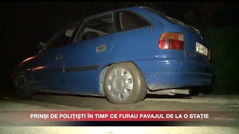 Au ajuns pe mâna oamenilor legii după ce au fost prinși cu o mașină plină cu pavaje. Foto: canal3.md