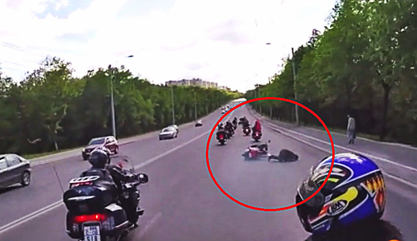 Un scuter, pe care se afla o fată a fost accidentat în timpul mișcării.
