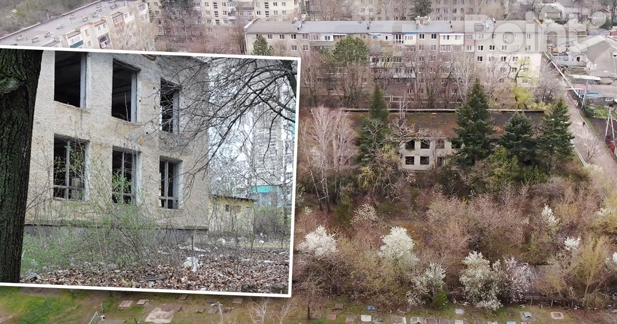  Бывший детсад в Бельцах превратился в свалку мусора.