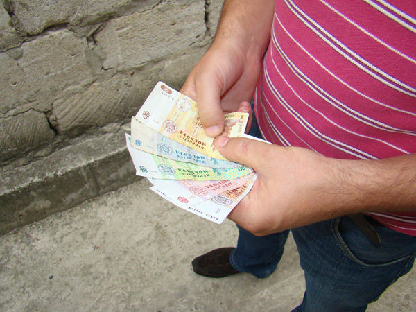 Cele mai mari salarii le primesc angajaţii din comunicaţii şi informatică. Foto: newsmoldova.md