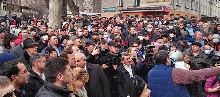 Усатый у суда на Рышкановке: "Не выпускаем ни одной машины!".
