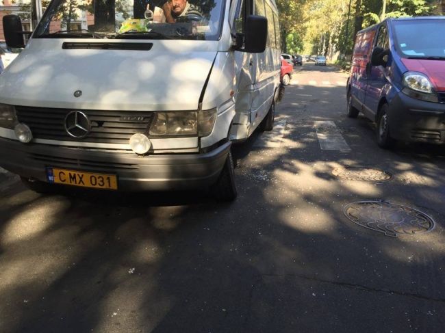 Un microbuz de pe linia 103 s-a ciocnit de un automobil la intersecția străzilor 31 august și Serghei Lazo din capitală. Foto: protv.md