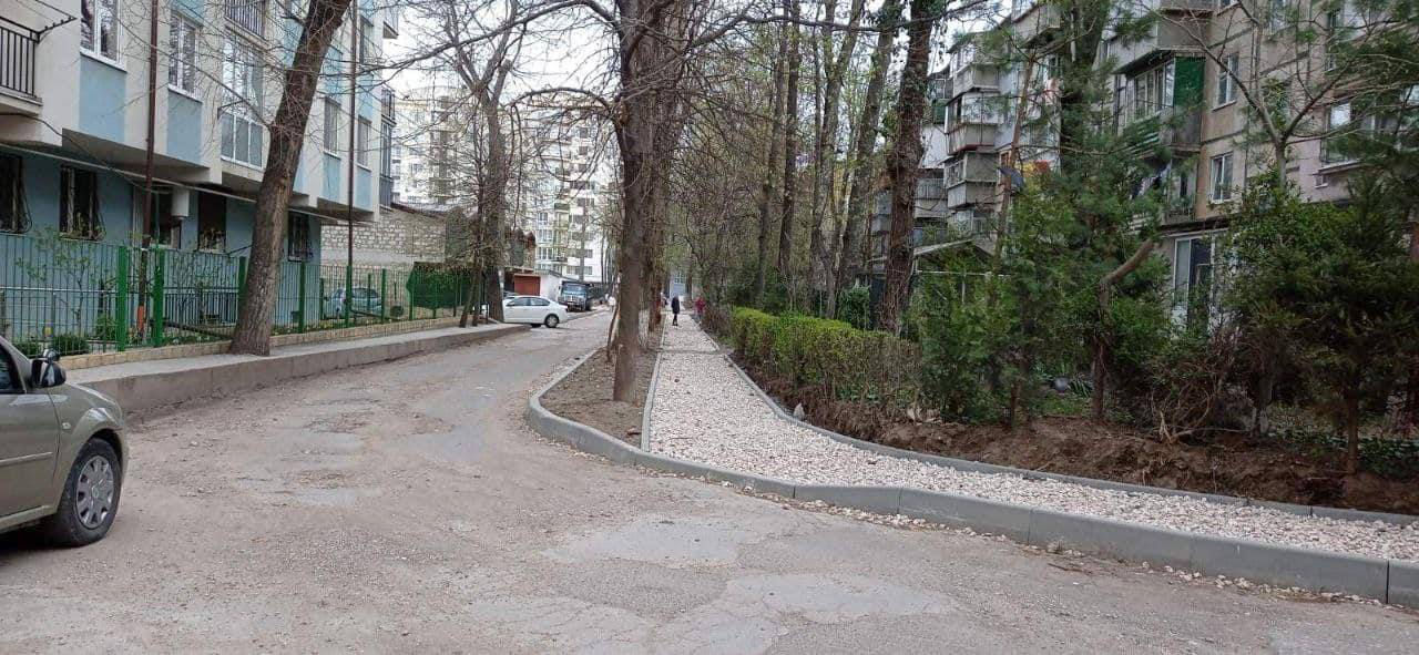 Во дворах домов в секторе Ботаника проводят ремонт дорог и тротуаров.