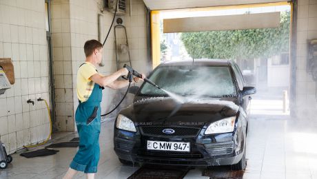 Un bărbat a decedat, după ce s-a electrocutat din cauza unui prelungitor defect, când a vrut să-și spele automobilul.