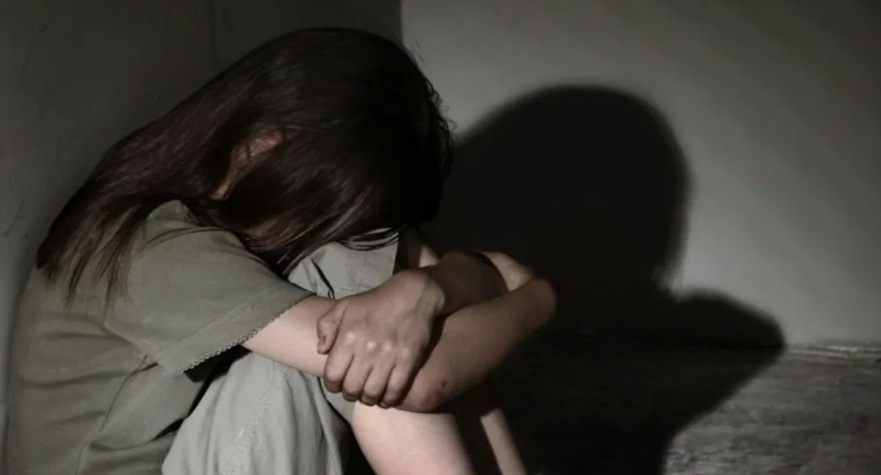 Un bărbat, condamnat la 25 de ani după ce și-a abuzat sexual fiicele.